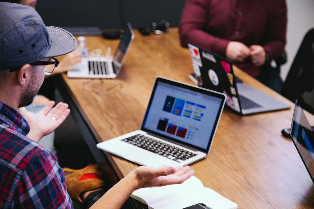 Diskusi agensi digital marketing tentang SEO dan iklan digital