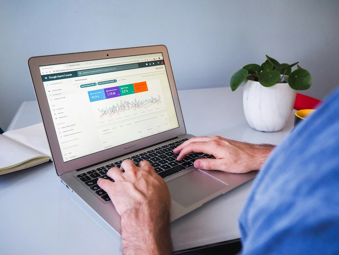 Ilustrasi analisis teknis website audit menggunakan laptop dan diagram performa SEO