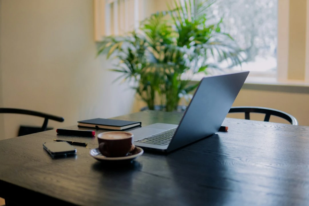 Tampilan website bisnis pada layar laptop