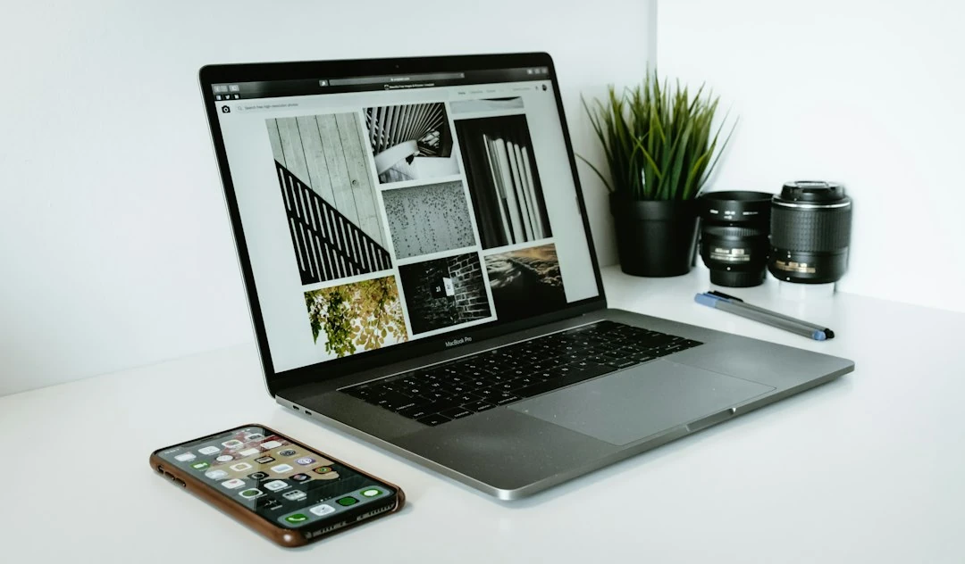 Tim bisnis meninjau desain website profesional di laptop